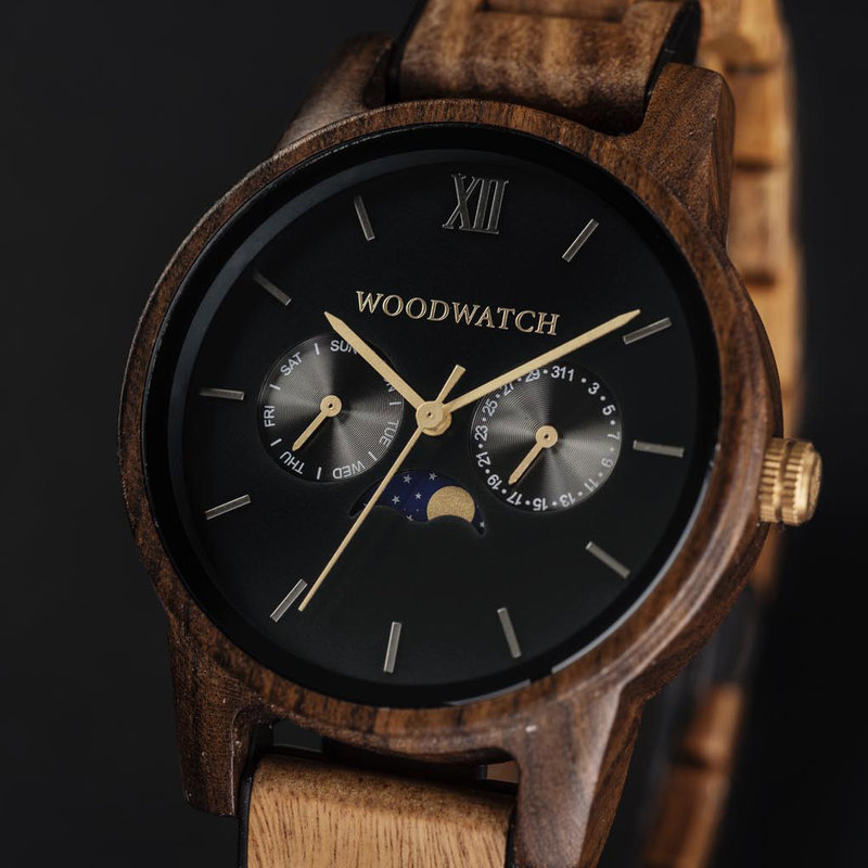 The CLASSIC Collection rethinks the aesthetic of a WoodWatch in a sophisticated way. The slim cases give a classy impression while featuring a unique a moonphase movement and two extra subdials featuring a week and month display. The CLASSIC Dark Forest i