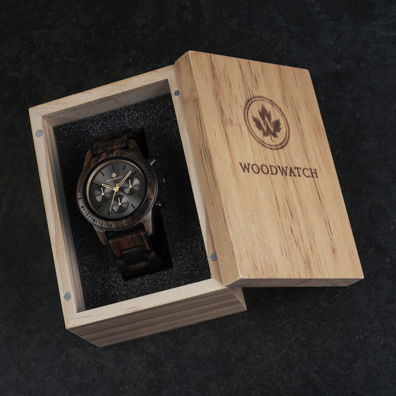 La CHRONUS Dark Eclipse dispose d’un mouvement chronographique classique SEIKO VD54, d’un verre saphir traité résistant aux rayures et de maillons de bracelet renforcés en acier inoxydable. La montre est en bois de santal vert et possède un cadran noir pr