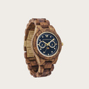 Die ODYSSEY-Kollektion ist eigens für das 7-jährige Jubiläum von WoodWatch entworfen worden. Die Kollektion umfasst ein Uhrengehäuse mit 40 mm Durchmesser mit unserem charakteristischen Mondphasen-Uhrwerk. Zum ersten Mal haben wir phosphoreszierende Mater