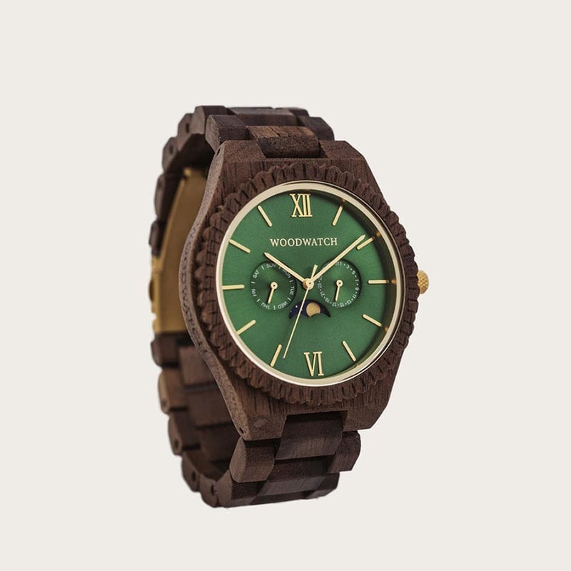 Este reloj con diseño premium combina nuevos tipos de madera únicos tallados a mano con lujosas esferas y tapa de acero inoxidable. El reloj lleva en su centro un completo nuevo movimiento multi-función que incluye dos esferas extra que indican la semana