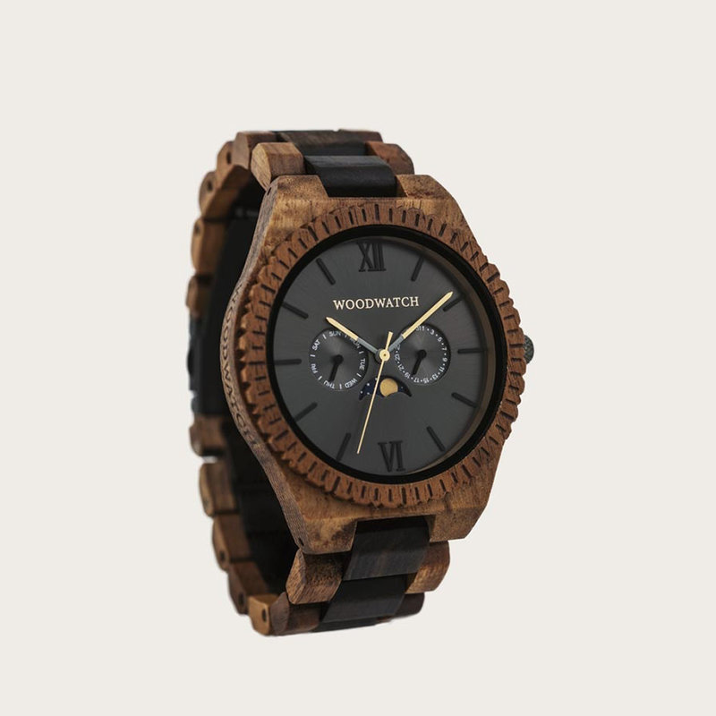 Este reloj con diseño premium combina nuevos tipos de madera únicos tallados a mano con lujosas esferas y tapa de acero inoxidable. El reloj lleva en su centro un completo nuevo movimiento multi-función que incluye dos esferas extra que indican la semana