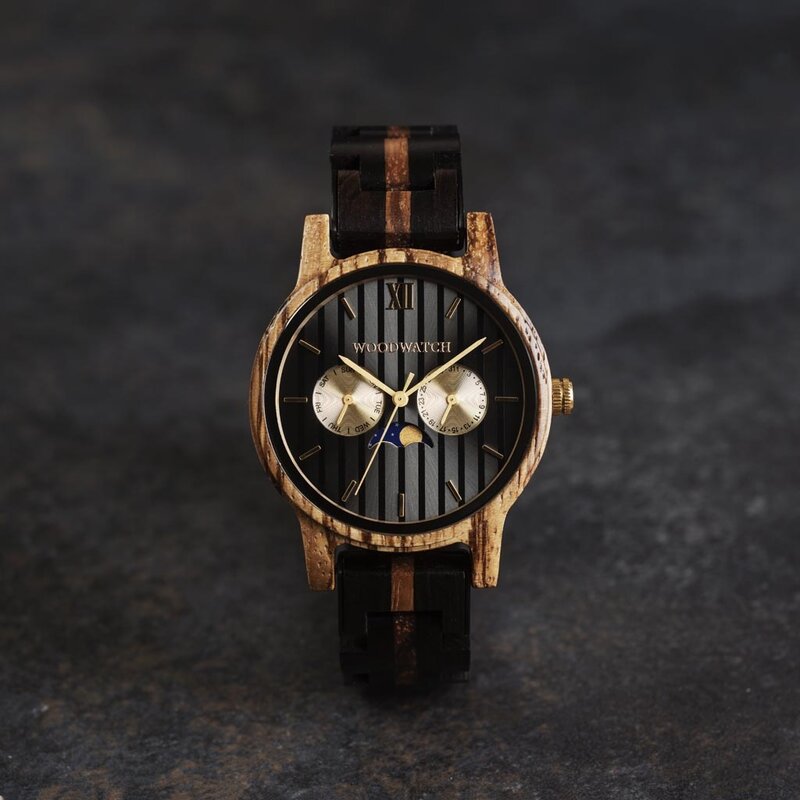 Ahora disponible de forma limitada - nuestra CLASSIC Special Edition. Hecho a mano de una combinación única de madera de ébano Ebonywood de África Oriental y zebrano de África Occidental, con detalles dorados. Solo 100 piezas están disponibles. Cada reloj