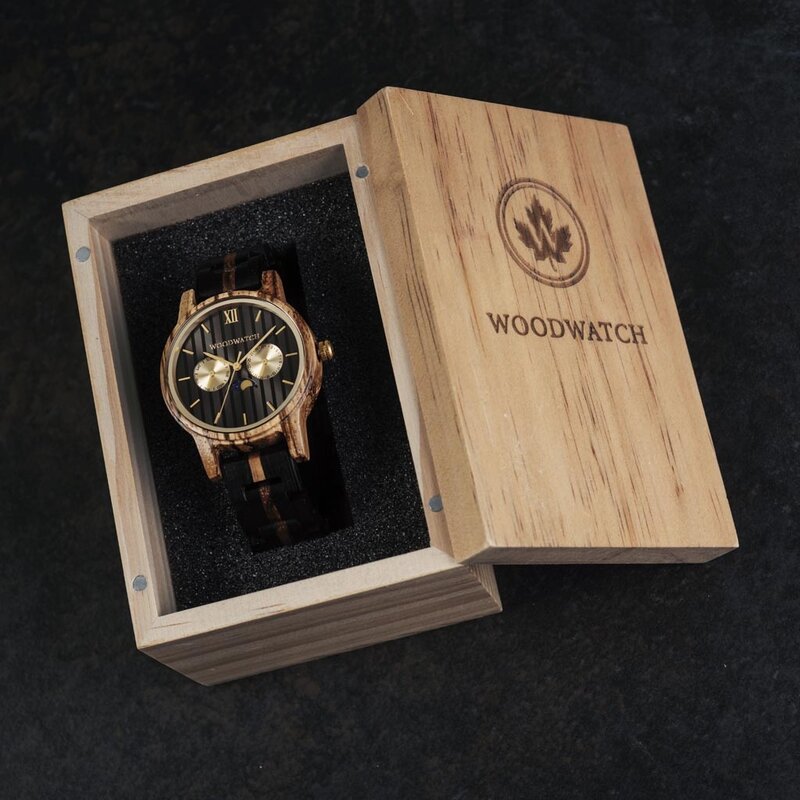 Ahora disponible de forma limitada - nuestra CLASSIC Special Edition. Hecho a mano de una combinación única de madera de ébano Ebonywood de África Oriental y zebrano de África Occidental, con detalles dorados. Solo 100 piezas están disponibles. Cada reloj