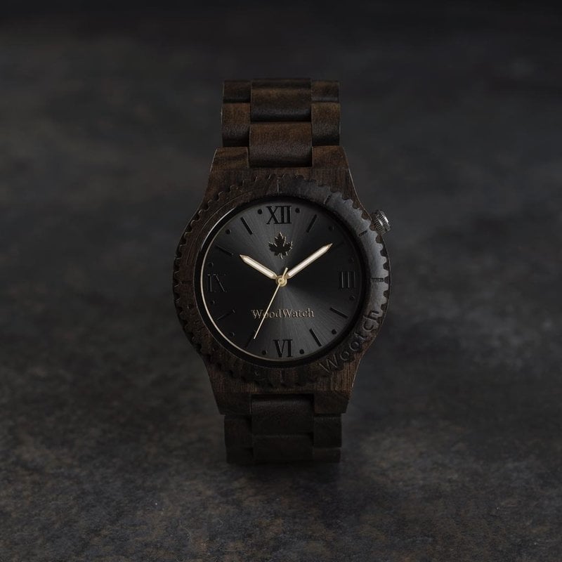 Ese primer instinto y deseo por una nueva aventura. Esa fue la idea que trajo la Colección ORIGINAL a la vida. Relojes de madera tallados a mano que celebran los aspectos puros de la naturaleza, los cuales proveen al mundo con belleza. Cada modelo es un m