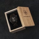 Ese primer instinto y deseo por una nueva aventura. Esa fue la idea que trajo la Colección ORIGINAL a la vida. Relojes de madera tallados a mano que celebran los aspectos puros de la naturaleza, los cuales proveen al mundo con belleza. Cada modelo es un m