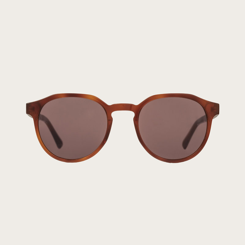 REVELER Classic Havanas Brown presenta un elegante y geométrico marco de tortuga amarillo oscuro con cristales marrón moca . Compuesto de un duradero bio acetato italiano Mazzucchelli con acabado a mano natural varillas de ébano y terminales de acetato to