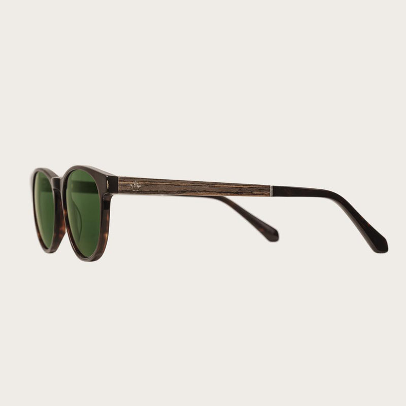 ELLIPSE Forever Havanas Camo presenta un redondo y característico marco de tortuga marrón oscuro con cristales verde camuflaje. Compuesto de un duradero bio acetato italiano Mazzucchelli con acabado a mano natural varillas de ébano y terminales de acetato