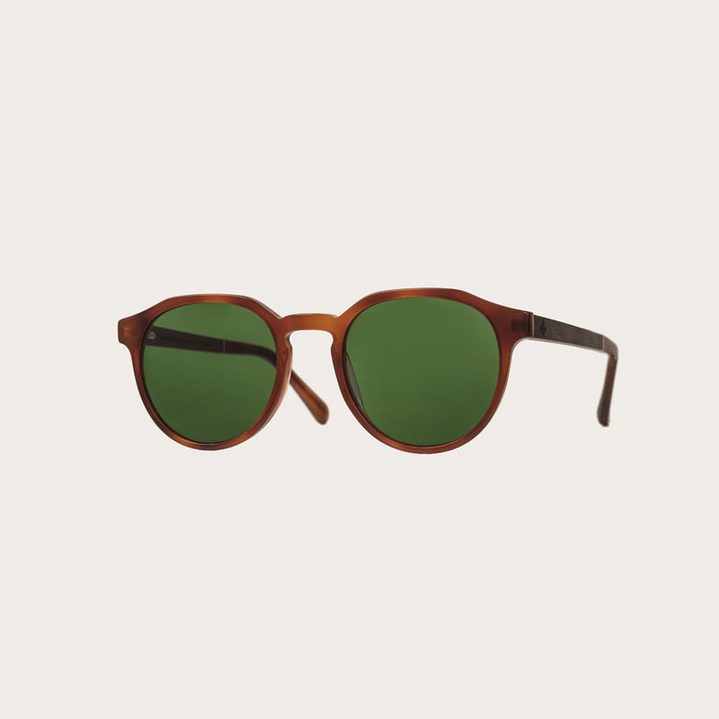 La paire de lunettes le REVELER Classic Havanas Camo poséde un cadre élégant en écaille de tortue jaune foncé avec des verres en camouflage vert. Fabriquée à partir de bois durable et du bioacétate Mazzuchelli Italien avec des branches et écaille de tortu