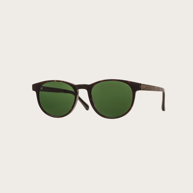 "La paire de lunettes l’ELLIPSE Forever Havanas Camo poséde un cadre rond en écaille marron foncé avec des verres en camouflage vert. Fabriquée à partir de bois durable et du bioacétate Mazzuchelli Italien avec des branches et écaille de tortue en ébène e