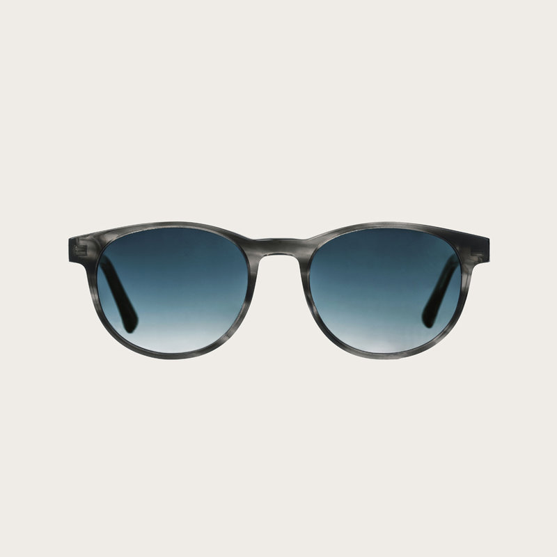 ELLIPSE Heritage Gradient Blue har en karakteristiskt avrundad grå sköldpaddsmöntrad båge med gradientblå linser. Gjorda av hållbart italienskt Mazzucchelli bio-acetat med handbehandlade naturliga skalmar av zebraträ temples och sköldpaddsmönstrade ändar