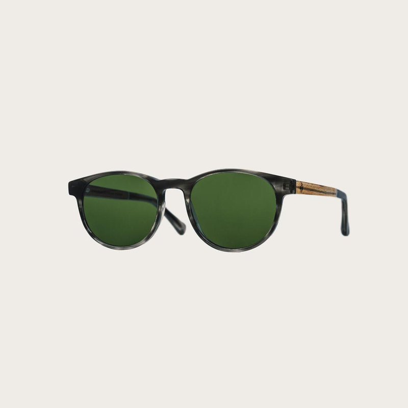 ELLIPSE Heritage Camo sfoggia la caratteristica montatura rotonda tartaruga grigio geometrica con stanghette verde militare  lenti scure. In resistente bio-acetato italiano firmato Mazzucchelli con stanghette in palissandro naturale in legno zebrano e tar