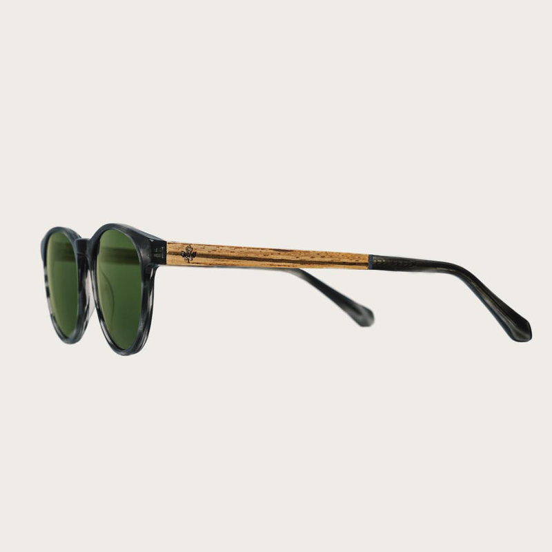 ELLIPSE Heritage Camo sfoggia la caratteristica montatura rotonda tartaruga grigio geometrica con stanghette verde militare  lenti scure. In resistente bio-acetato italiano firmato Mazzucchelli con stanghette in palissandro naturale in legno zebrano e tar