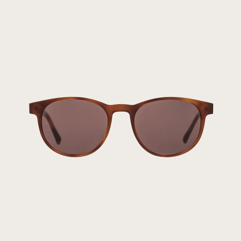 La paire de lunettes l’ELLIPSE Classic Havanas Brown poséde un cadre rond en écaille jaune foncé avec des verres en brun moka. Fabriquée à partir de bois durable et du bioacétate Mazzuchelli Italien avec des branches et écaille de tortue en ébène et manch