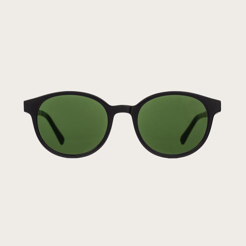 SOHO Black Camo presenta un ovalado marco negro con cristales verde camuflaje. Compuesto de un duradero bio acetato italiano Mazzucchelli con acabado a mano natural varillas de palo de rosa y terminales de acetato negro. El bio acetato está hecho de algod