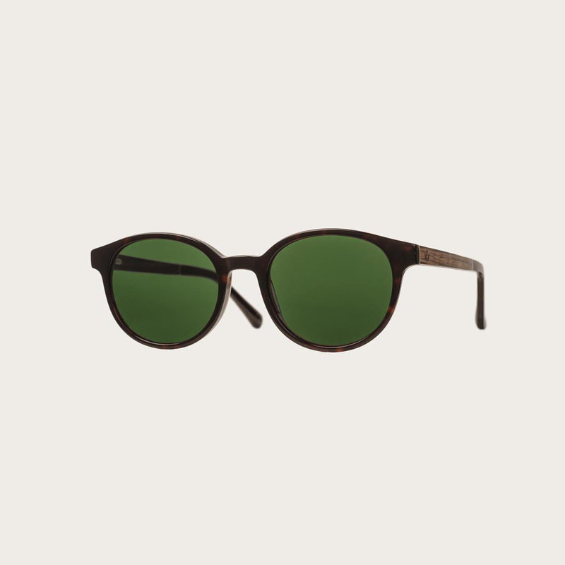 La paire de lunettes, le SOHO Forever Havans Camo poséde une forme ovale avec un cadre en écaille de tortue marron foncé avec des verres en camouflage vert. Fabriquée à partir de bois durable et du bioacétate Mazzuchelli Italien avec des branches et écail