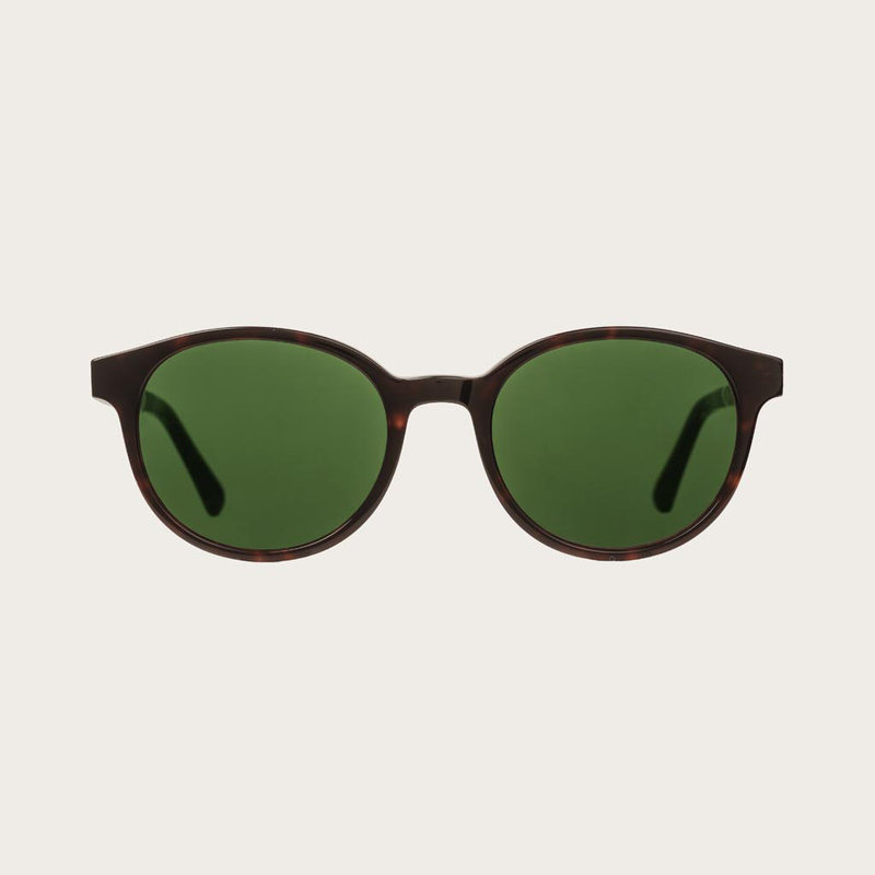 SOHO Forever Havanas Camo presenta un ovalado marco de tortuga marrón oscuro con cristales verde camuflaje. Compuesto de un duradero bio acetato italiano Mazzucchelli con acabado a mano natural varillas de ébano y terminales de acetato tortuga. El bio ace