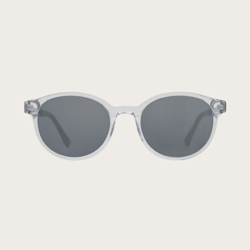 La paire de lunettes le SOHO Clear Smoke poséde un cadre ovale claire avec des verres en gris fumé et fabriquée à partir de bois durable et du bioacétate Mazzuchelli Italien avec des branches de senna siamea naturel en bois et des manchons en acétate nude