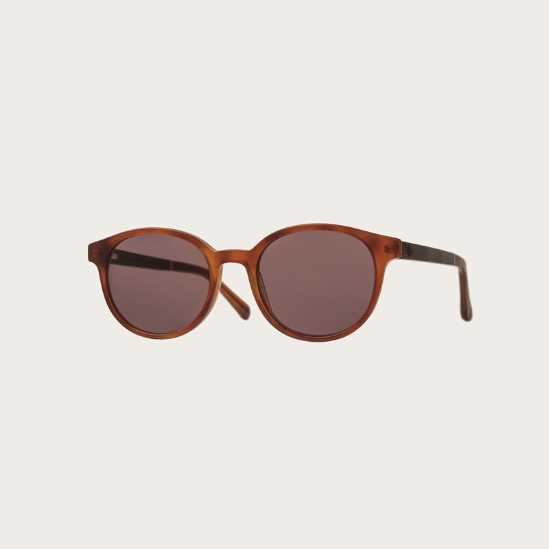 La paire de lunettes le SOHO Classic Havanas Brown poséde un cadre ovale en jaune foncé avec des verres en brun moka. Fabriquée à partir de bois durable et du bioacétate Mazzuchelli Italien avec des branches et écaille de tortue en ébène et manchons en ac