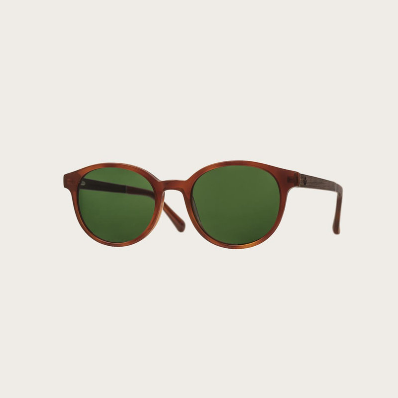 La paire de lunettes le SOHO Classic Havanas Camo poséde un cadre ovale en jaune foncé avec des verres en camouflage vert. Fabriquée à partir de bois durable et du bioacétate Mazzuchelli Italien avec des branches et écaille de tortue en ébène et manchons
