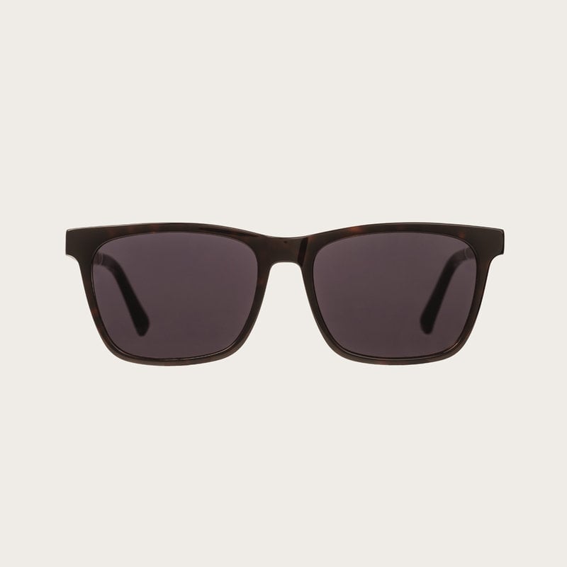 La paire de lunettes BROOKLYN Forever Havanas Black poséde un cadre carré en écaille marron foncé avec des verres en noir. Fabriquée à partir de bois durable et du bioacétate Mazzuchelli Italien avec des branches et écaille de tortue en ébène et manchons