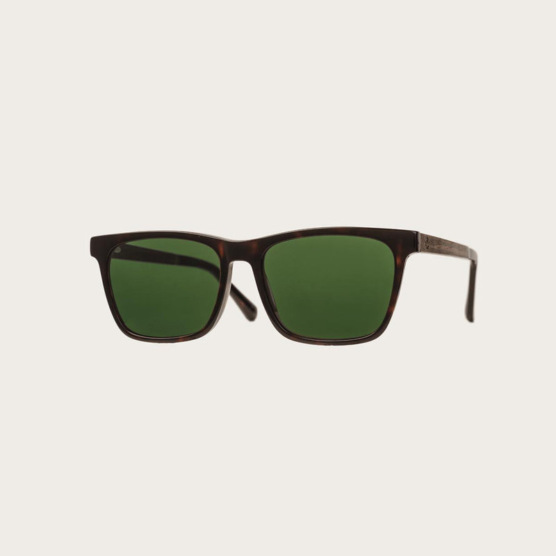 La paire de lunettes BROOKLYN Forever Havanas Camo poséde un cadre carré en écaille marron foncé avec des verres en camouflage vert. Fabriquée à partir de bois durable et du bioacétate Mazzuchelli Italien avec des branches et écaille de tortue en ébène et