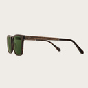 BROOKLYN Forever Havanas Camo presenta un cuadrado marco de tortuga marrón oscuro con cristales verde camuflaje. Compuesto de un duradero bio acetato italiano Mazzucchelli con acabado a mano natural varillas de ébano y terminales de acetato tortuga. El bi