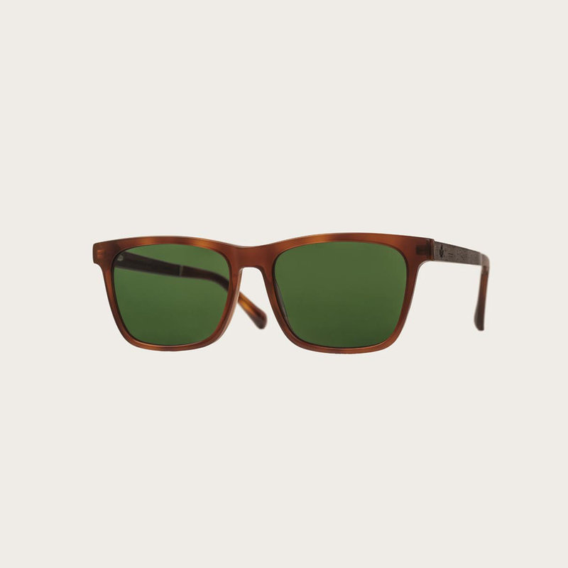 The BROOKLYN Classic Havanas Camo features a squared dark yellow tortoise frame with green camo lenses. Composed of durable Italian Mazzucchelli bio-acetate with hand-finished natural ebony temples and tortoise acetate tips. Bio-acetate is made from cotto