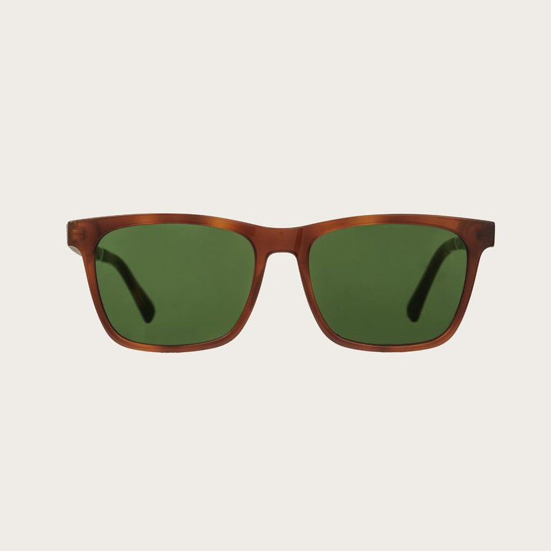 The BROOKLYN Classic Havanas Camo features a squared dark yellow tortoise frame with green camo lenses. Composed of durable Italian Mazzucchelli bio-acetate with hand-finished natural ebony temples and tortoise acetate tips. Bio-acetate is made from cotto