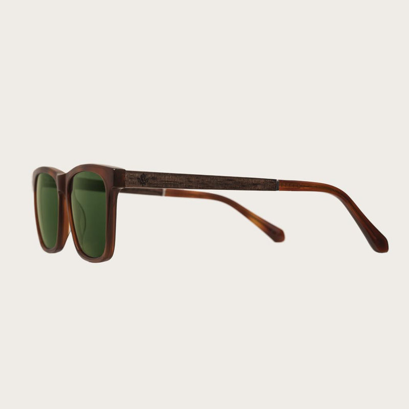 The BROOKLYN Classic Havanas Camo features a squared dark yellow tortoise frame with green camo lenses. Composed of durable Italian Mazzucchelli bio-acetate with hand-finished natural ebony temples and tortoise acetate tips. Bio-acetate is made from cotto