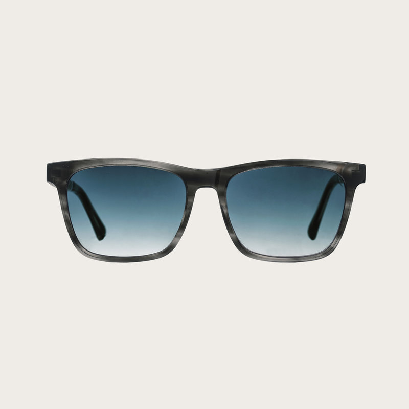 La paire de lunettes BROOKLYN Heritage Gradient Blue poséde un cadre carré en écaille gris avec des verres en bleu dégradé. Fabriquée à partir de bois durable et du bioacétate Mazzuchelli Italien avec des branches de bois zèbre naturel et des manchons en