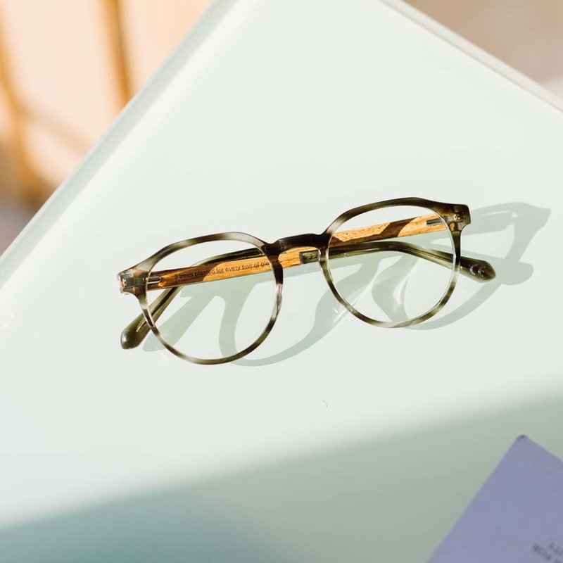 Filter out harmful excess blue light which can cause eye strain, headaches and poor sleep. The REVELER Heritage features a sleek geometric grey tortoise frame and is composed of durable Italian Mazzucchelli bio-acetate with hand-finished natural zebrawood