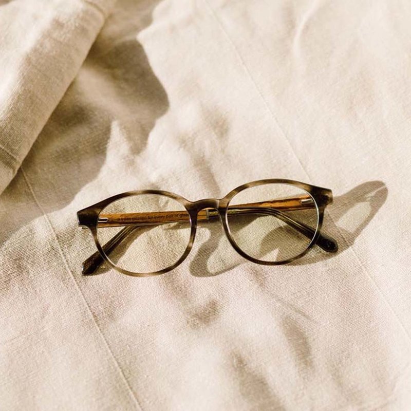 Filter out harmful excess blue light which can cause eye strain, headaches and poor sleep. The SOHO Heritage features an oval grey tortoise frame and is composed of durable Italian Mazzucchelli bio-acetate with hand-finished natural zebrawood temples and