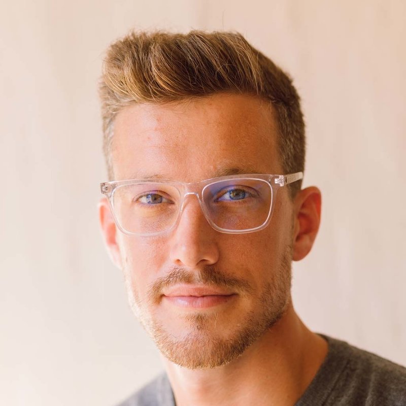 Filter out harmful excess blue light which can cause eye strain, headaches and poor sleep. The BROOKLYN Clear features a squared clear frame and is composed of durable Italian Mazzucchelli bio-acetate with hand-finished natural senna siamea wood temples a