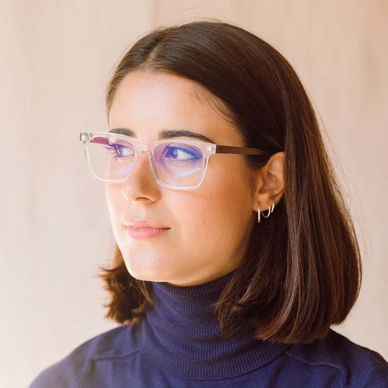 Filter out harmful excess blue light which can cause eye strain, headaches and poor sleep. The BROOKLYN Clear features a squared clear frame and is composed of durable Italian Mazzucchelli bio-acetate with hand-finished natural senna siamea wood temples a