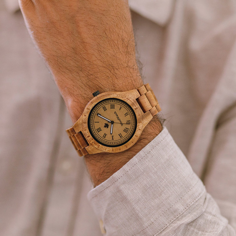 Ese primer instinto y deseo por una nueva aventura. Esa fue la idea que trajo la Colección ORIGINAL a la vida. Relojes de madera tallados a mano que celebran los aspectos puros de la naturaleza, los cuales proveen al mundo con belleza. Cada modelo es un m