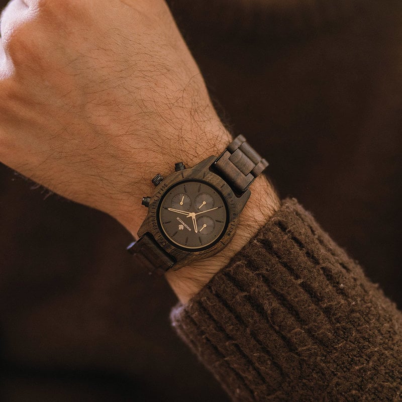 Il modello CHRONUS Dark Eclipse è caratterizzato da un classico movimento cronografico SEIKO VD54, vetro rivestito di zaffiro resistente ai graffi e maglie del cinturino rinforzate in acciaio inossidabile. L'orologio è realizzato in legno di sandalo verde