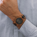 Diese Premium-Uhr mit Mondphasenanzeige kombiniert einzigartige neue handgefertigte Holzarten mit luxuriösen Edelstahl-Zifferblatt und -Gehäuseboden. Im Mittelpunkt der Uhren steht ein komplett neues Multifunktionswerk mit zwei zusätzlichen Hilfsziffern m