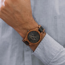 Este reloj con diseño premium combina nuevos tipos de madera únicos tallados a mano con lujosas esferas y tapa de acero inoxidable. El reloj lleva en su centro un completo nuevo movimiento multi-función que incluye dos esferas extra que indican la semana