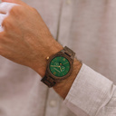 Este reloj con diseño premium combina nuevos tipos de madera únicos tallados a mano con lujosas esferas y tapa de acero inoxidable. El reloj lleva en su centro un completo nuevo movimiento multi-función que incluye dos esferas extra que indican la semana