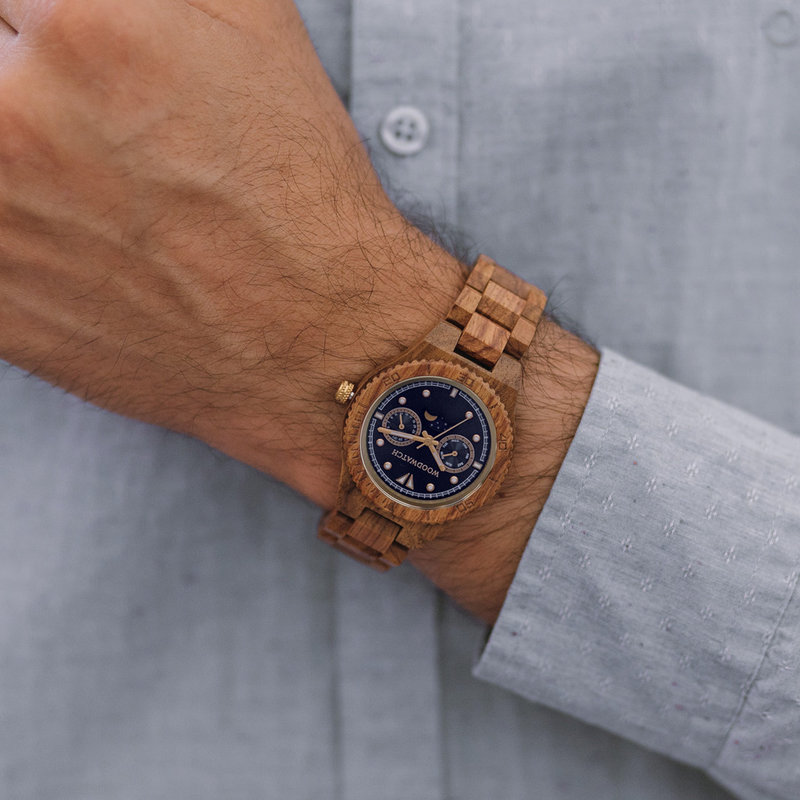 De ODYSSEY-collectie is volledig ontworpen voor het 7-jarig jubileum van WoodWatch. De collectie beschikt over een horlogekast met een diameter van 40mm en ons karakteristieke maankalender uurwerk. Voor het eerst hebben we lichtgevende materialen verwerkt