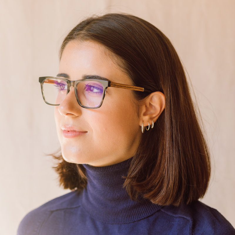 Filter out harmful excess blue light which can cause eye strain, headaches and poor sleep. The BROOKLYN Heritage features a squared grey tortoise frame and is composed of durable Italian Mazzucchelli bio-acetate with hand-finished natural zebrawood temple