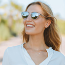 La paire de lunettes le REVELER Clear Smoke poséde un cadre élégant avec des verres en gris fumé. Fabriquée à partir de bois durable et du bioacétate Mazzuchelli Italien avec des branches et écaille de tortue en ébène et manchons en acétate nude. L’acétat