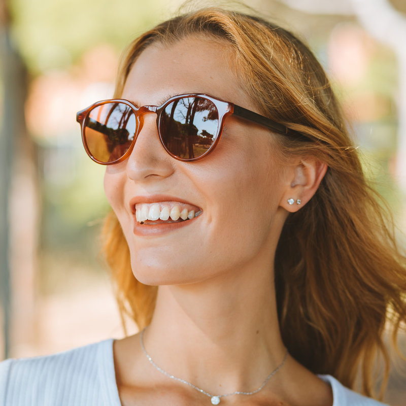 REVELER Classic Havanas Brown har en stilren geometrisk mörkgult sköldpaddsmönstrad båge med mocca-bruna linser. Gjorda av hållbart italienskt Mazzucchelli bio-acetat med handbehandlade naturliga skalmar av ebenholts och sköldpaddsmönstrade ändar av aceta