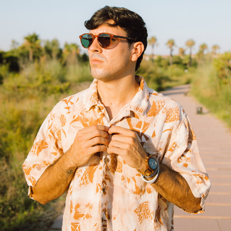 La paire de lunettes le REVELER Classic Havanas Camo poséde un cadre élégant en écaille de tortue jaune foncé avec des verres en camouflage vert. Fabriquée à partir de bois durable et du bioacétate Mazzuchelli Italien avec des branches et écaille de tortu