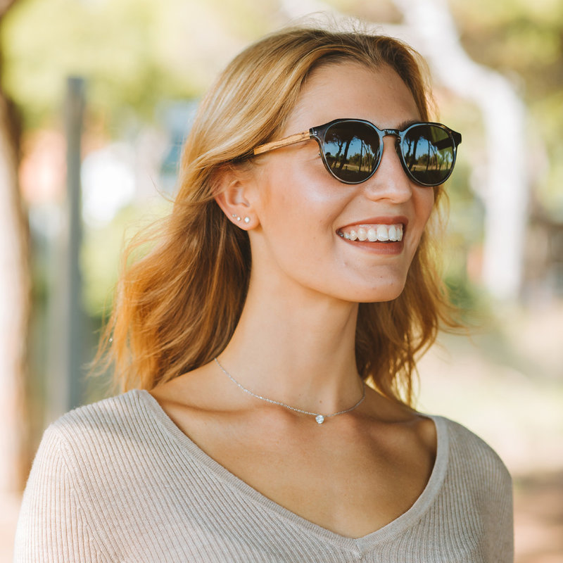 La paire de lunettes le REVELER Heritage Camo poséde un cadre élégant en écaille gris avec des verres en camouflage vert. Fabriquée à partir de bois durable et du bioacétate Mazzuchelli Italien avec des branches de bois zèbre naturel et des manchons en ac