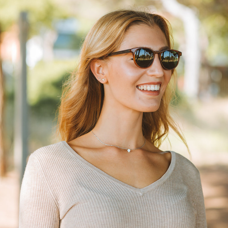 "La paire de lunettes l’ELLIPSE Classic Havanas Camo poséde un cadre rond en écaille jaune foncé avec des verres en camouflage vert. Fabriquée à partir de bois durable et du bioacétate Mazzuchelli Italien avec des branches et écaille de tortue en ébène et