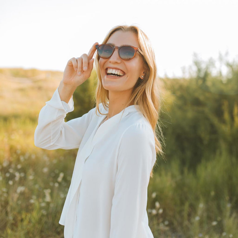 La paire de lunettes l’ELLIPSE Classic Havanas Brown poséde un cadre rond en écaille jaune foncé avec des verres en brun moka. Fabriquée à partir de bois durable et du bioacétate Mazzuchelli Italien avec des branches et écaille de tortue en ébène et manch