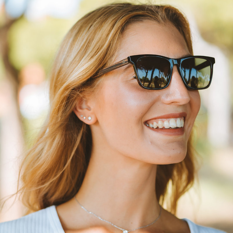 La paire de lunettes BROOKLYN Forever Havanas Camo poséde un cadre carré en écaille marron foncé avec des verres en camouflage vert. Fabriquée à partir de bois durable et du bioacétate Mazzuchelli Italien avec des branches et écaille de tortue en ébène et