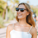 BROOKLYN Classic Havanas Camo presenta un cuadrado marco de tortuga amarillo oscuro con cristales verde camuflaje. Compuesto de un duradero bio acetato italiano Mazzucchelli con acabado a mano natural varillas de ébano y terminales de acetato tortuga. El