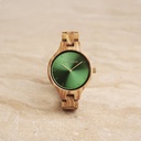 La collezione AURORA ricorda l'aria pura Scandinava e la vista straordinaria del cielo stellato. Questo orologio ultra leggero realizzato in Legno d'ulivo ha un quadrante verde in acciaio inossidabile con dettagli d'oro.<br />
L'orologio è disponibile con cint